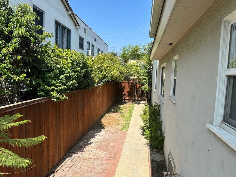 Building Photo - 1210 Huntington Dr