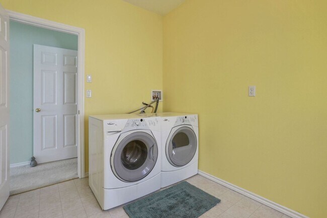 Building Photo - Spectacular Water Front Home With a Short Term  Lease to Start!