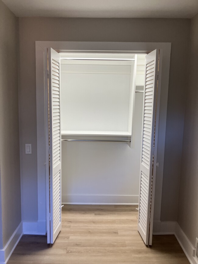 Secondary bedroom / custom closet - 633 Glenview Ave