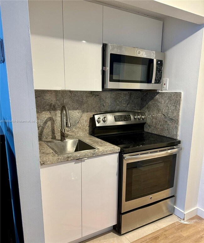 Building Photo - 999 Brickell Bay Dr