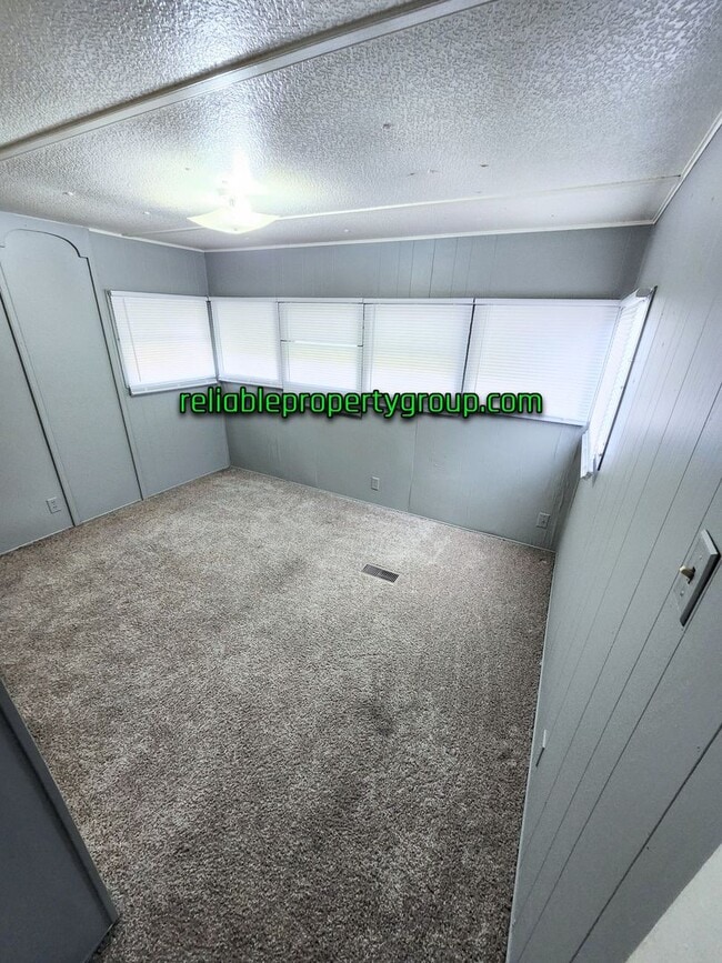 Building Photo - New Listing in Fort Wayne