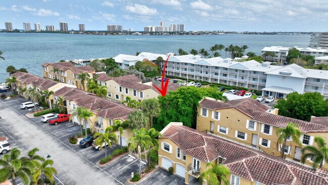 Building Photo - 1050 Lake Shore Dr