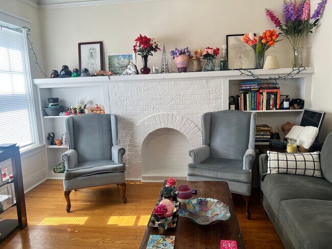 Building Photo - Lovely and Very Large Ravenswood Manor 1 BR