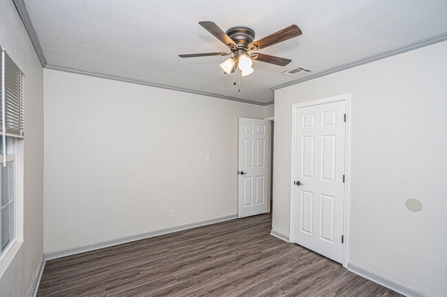 Building Photo - Updated 3 Bed 1 Bath - Large fenced in yar...