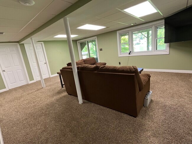 Building Photo - 18 Pinewood Shores
