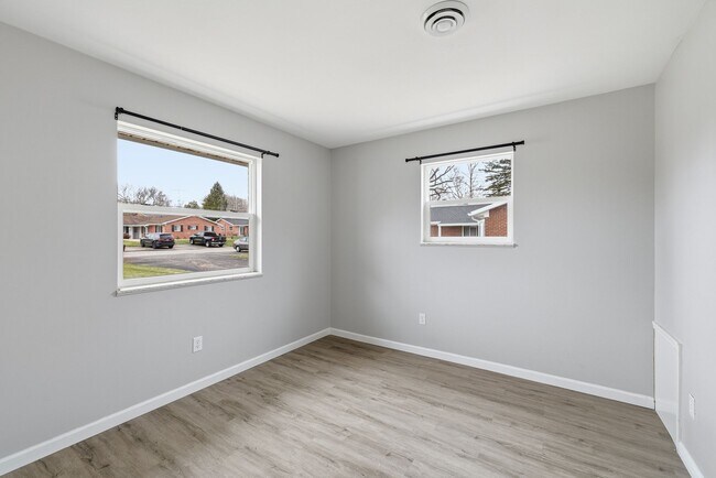 Building Photo - 84 Lasalle St