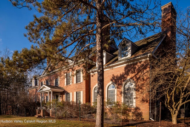 Building Photo - 147 Rock City Rd