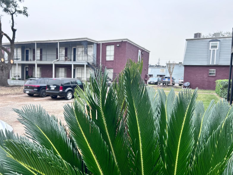 Building Photo - 2300 Red Bluff Rd