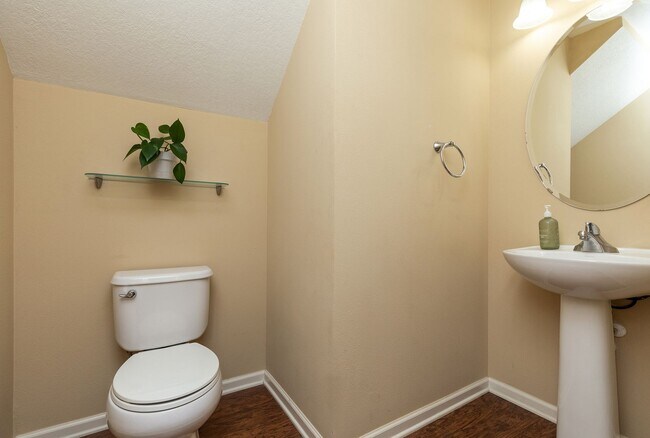 Building Photo - END UNIT!!  3 Bedroom, 2.5 Bathroom Townhome in West Des Moines!
