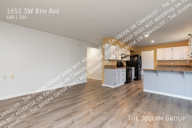 Building Photo - 1651 SW 8th Ave