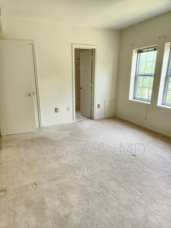 Building Photo - 1801 Queens Ln