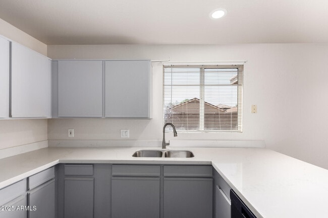 Building Photo - 11529 W Paradise Dr