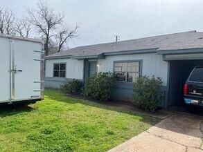 Building Photo - Ranch Style 2 Bedroom Home in a Cul-de-Sac...