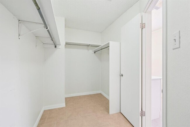 Building Photo - 2703 Vinson Ct