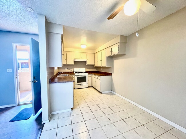 Building Photo - 2501 W Redondo Beach Blvd