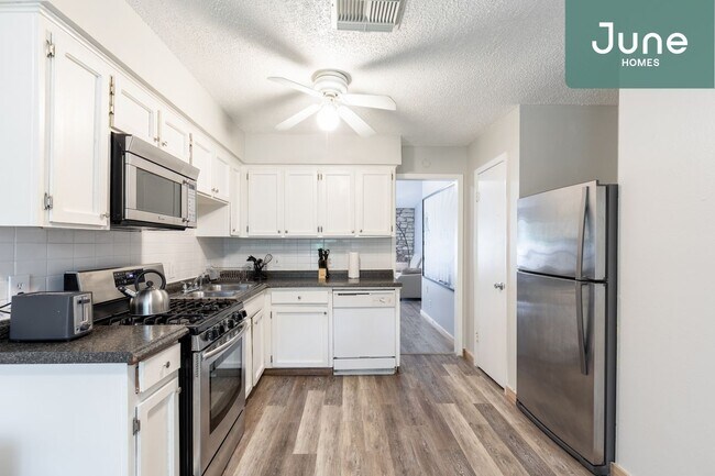 Building Photo - Queen room in 3-bed/1.5-bath Home