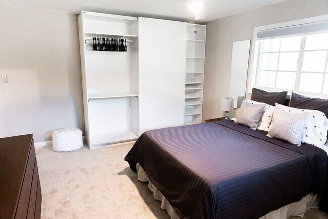 Building Photo - Gorgeous Fully Furnished 3 Bd 2 Bath Vacation Home!