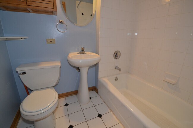 Building Photo - Pet Friendly 3 Bed 2 Bath Top Floor Unit