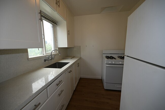 Building Photo - 1609diam