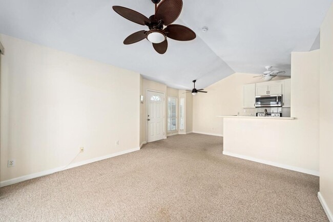 Building Photo - 2 Bedroom 2 Bathroom Upstairs Unit with Up...