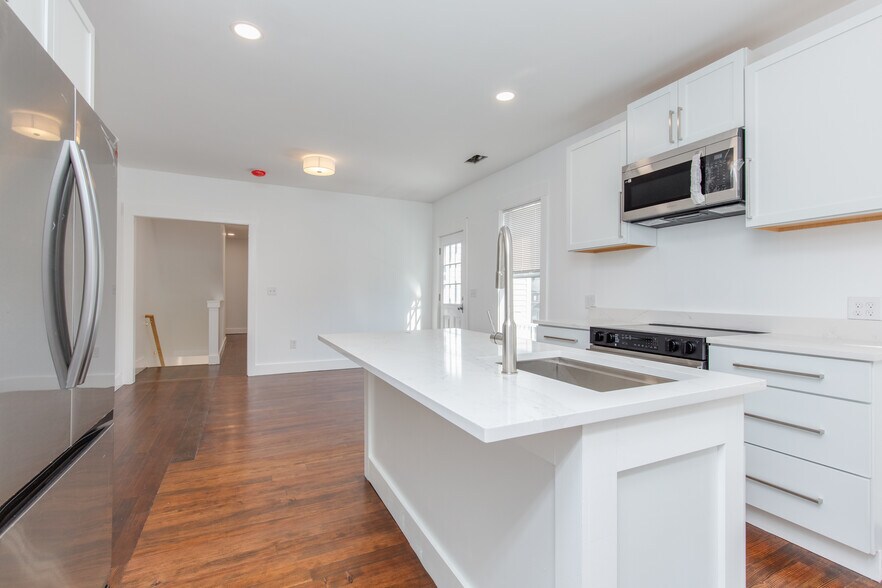 Building Photo - 10 Stark St