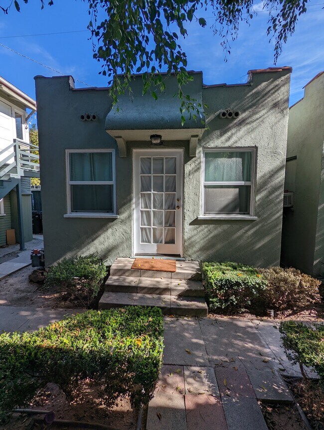 The Cottage - 5141 Clinton St