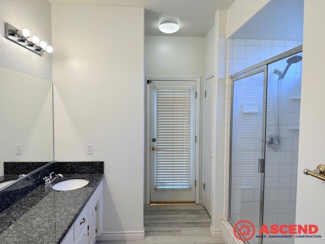 Building Photo - 4 Bedroom Home Next To CSUB!