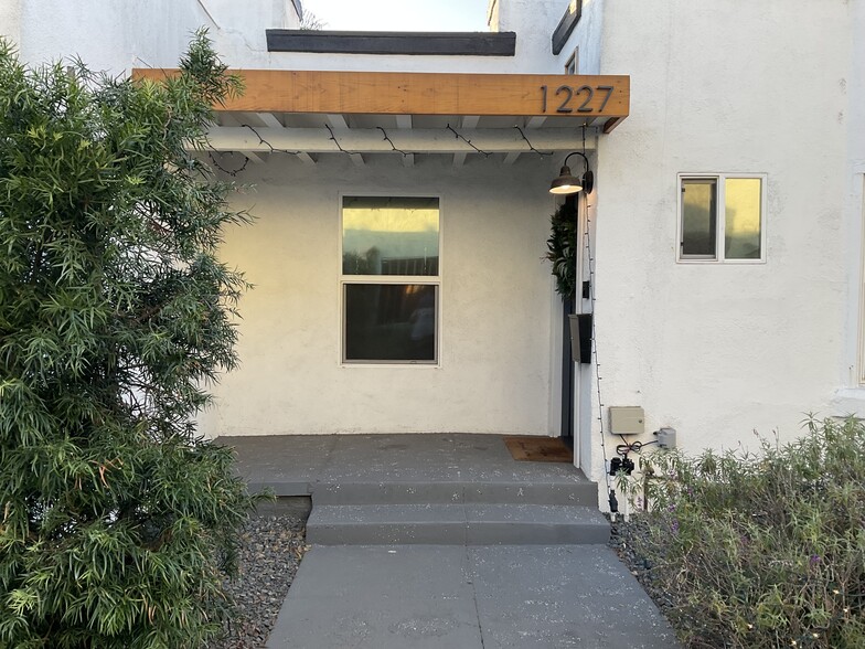 Building Photo - 1227 E 7th St