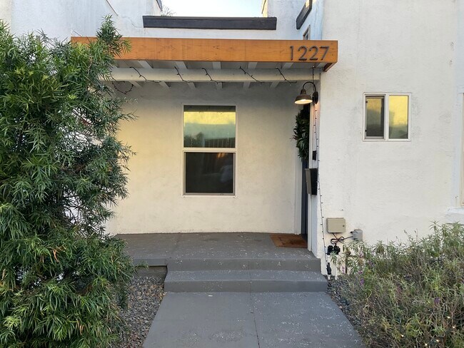 Building Photo - 1227 E 7th St