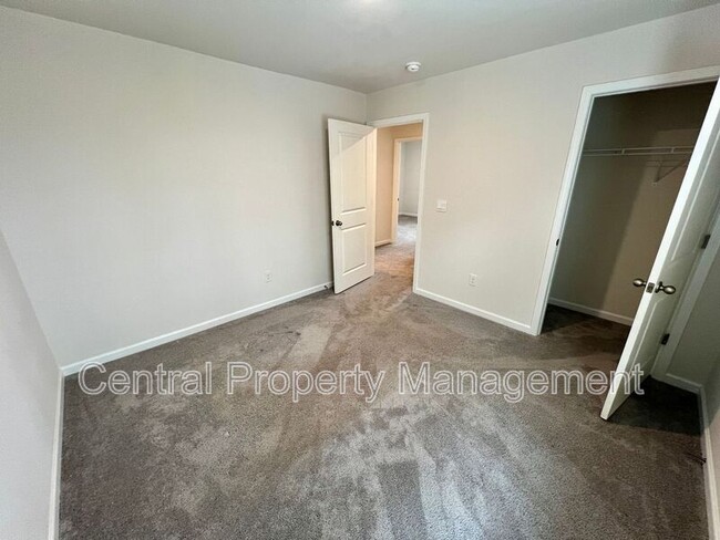 Building Photo - 534 Evaleigh St