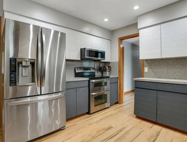 Building Photo - Boater's Dream: 4/2.5/3CG home in exclusiv...