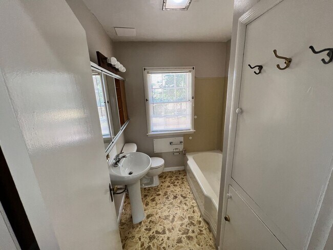 Building Photo - Beautiful 5 Bed House Perfectly Located Just 1 block from KSU!