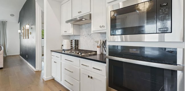 Building Photo - lovely turnkey 3bd fenced in yard