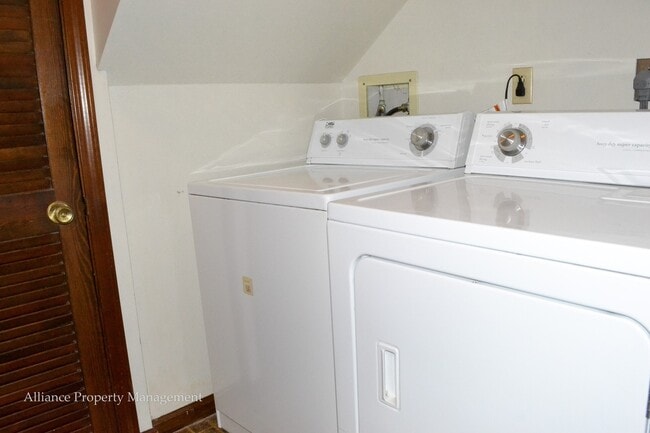 Building Photo - 2025 Shirley Ln