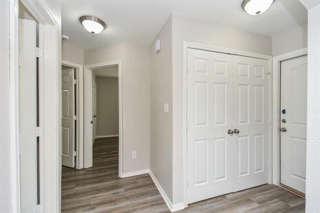 Building Photo - 946 Oak Falls Dr