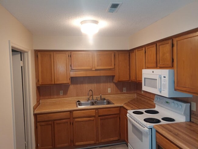 Building Photo - 313 Lee Dr