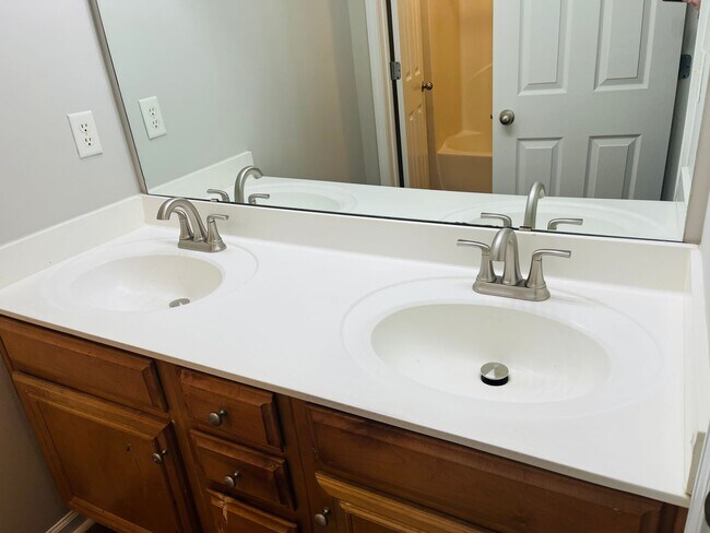 Building Photo - Wow! Check out this charming 3 bedroom 2.5...