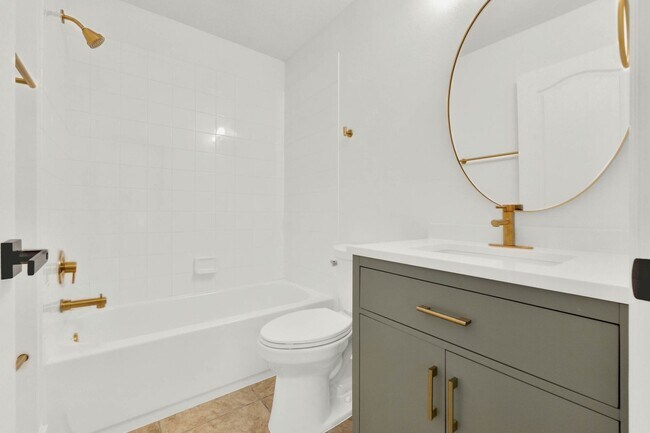 Building Photo - RENOVATED 5 BEDROOM FENCED IN, GOLF FRONTA...