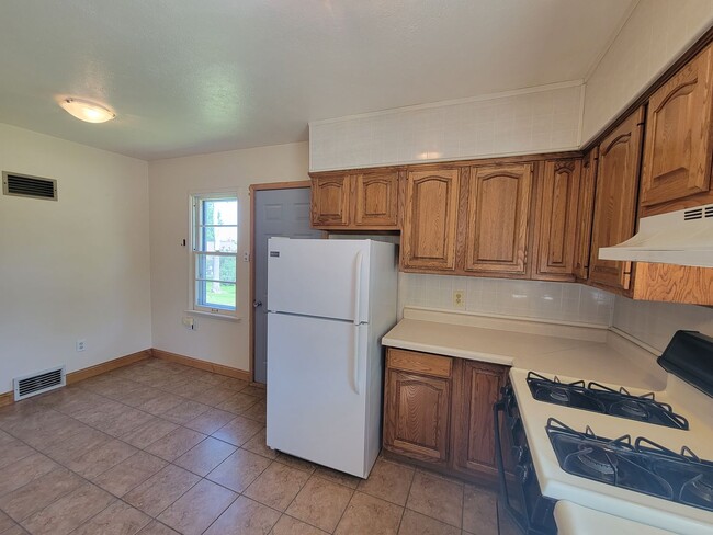 Building Photo - 2 Bedroom House