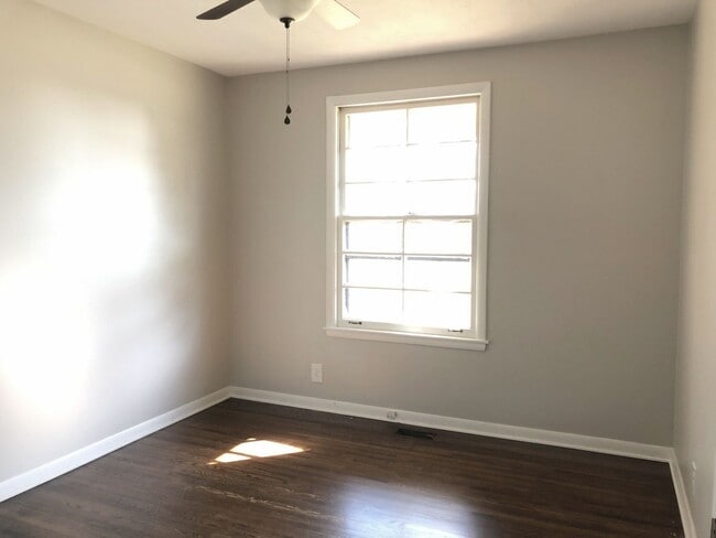 Building Photo - Recently Renovated Three Bedroom Home in Hendersonville