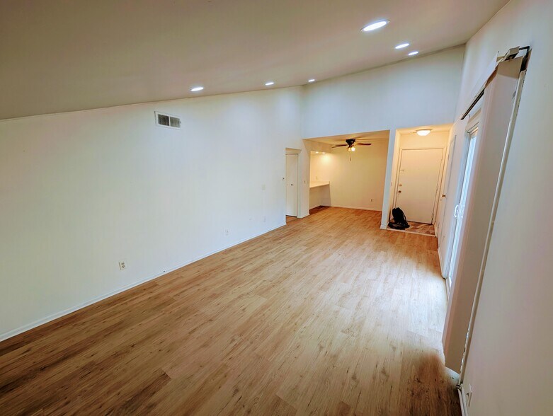 Building Photo - 1085 Merrimar Cir N