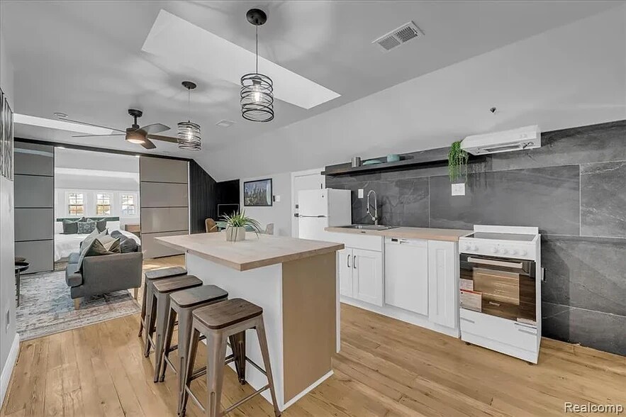 Building Photo - 1502 Virginia Park St