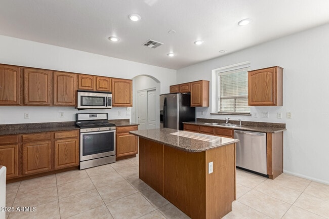 Building Photo - 40882 W Robbins Dr