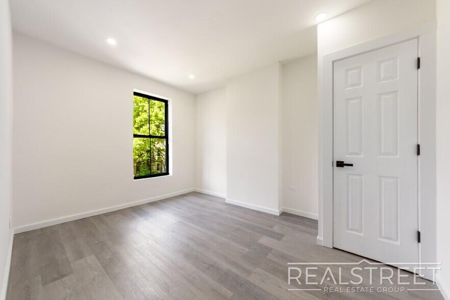 Building Photo - Spacious 2 BED Floor Thru in Bushwick!