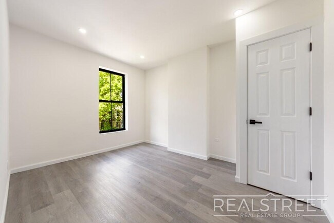 Building Photo - Spacious 2 BED Floor Thru in Bushwick!