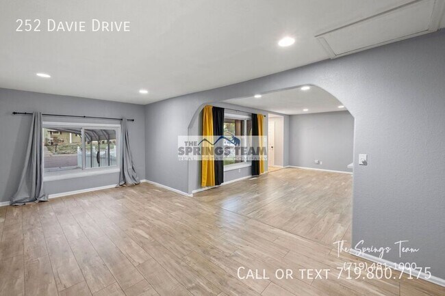 Building Photo - 252 Davie Dr