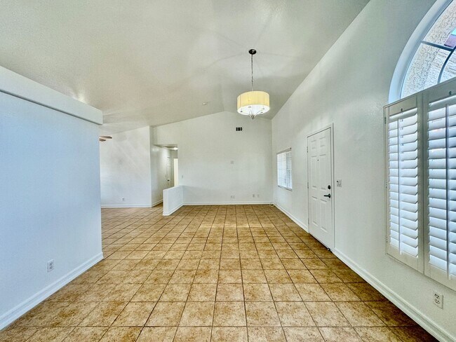 Building Photo - Charming 2 bedroom home in northwest. Very open floorplan.