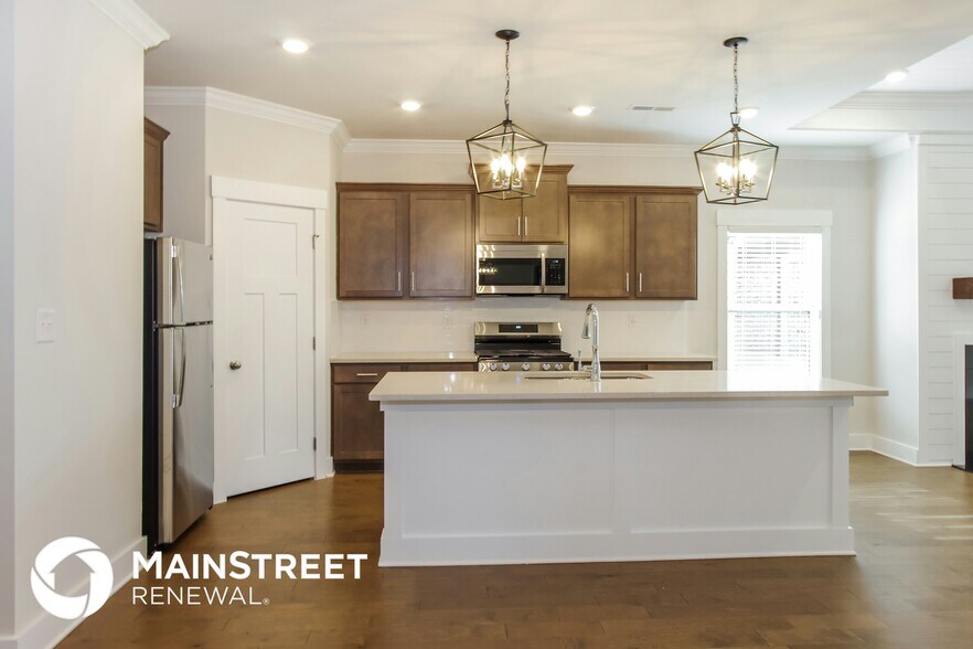 Building Photo - 14705 Greenleaf Dr