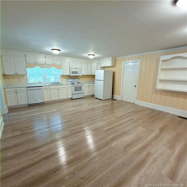 Building Photo - 228 Eastwood Ave