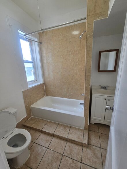 Building Photo - 526 S 15th St